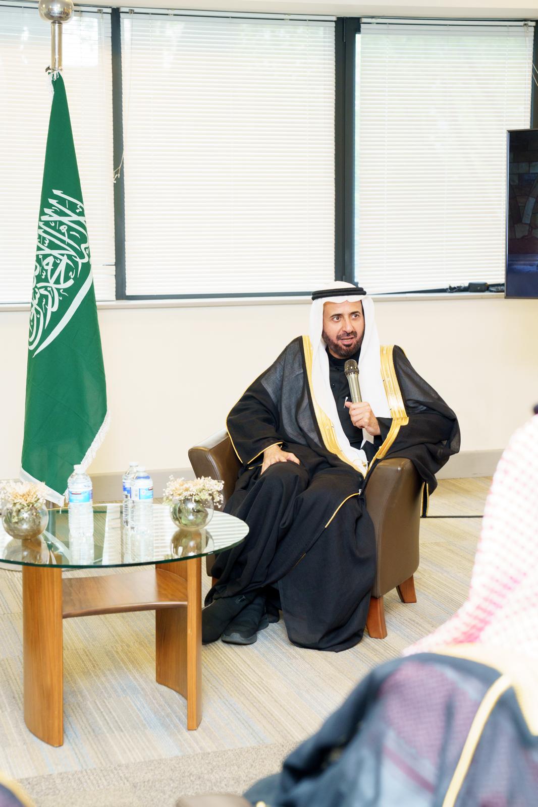 لقاء وزير الحج مع الطلبة في لندن ابريل 2025 صورة 4