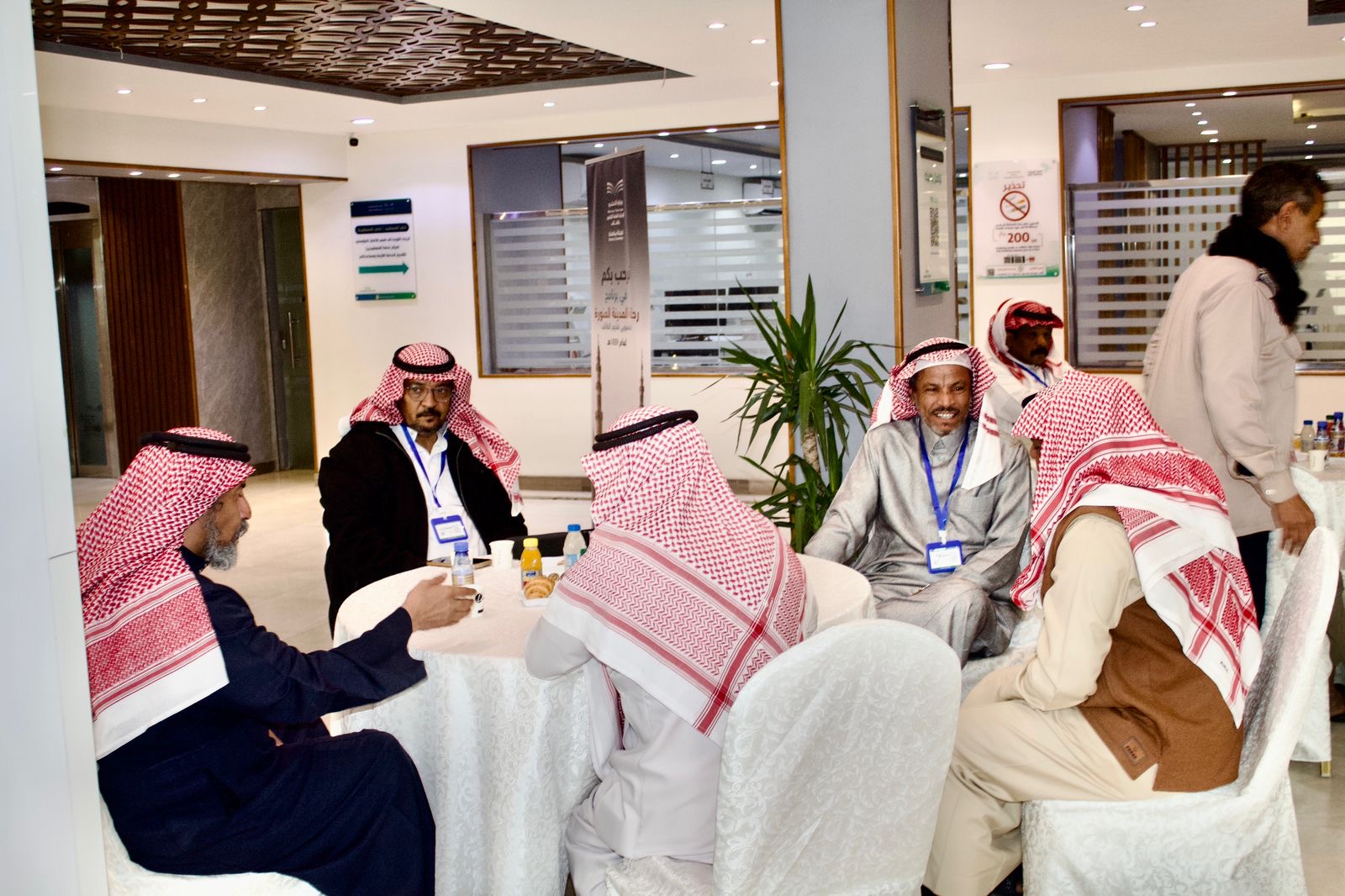 تعليم الطائف" تُنفِّذ برنامج "زيارة " لـ80 حارس مدرسة ومستخدم وعوائلهم ممن لم يسبق لهم أداؤها ومَنْ أوشك على مرحلة التقاعد تقديرًا وعرفانًا لهم