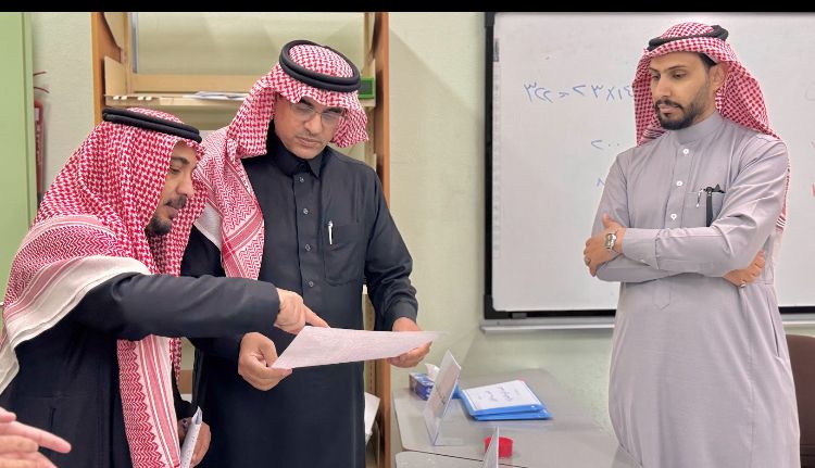 مدير تعليم الطائف يتابع سير اليوم الدراسي في  مدرسة وج الابتدائية والمتوسطة ويكرم معلماً لتميزه في أدائه
