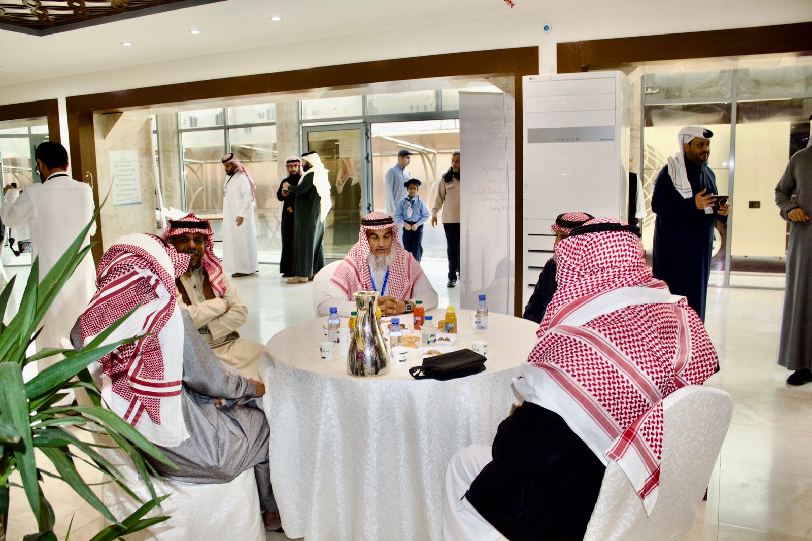 تعليم الطائف" تُنفِّذ برنامج "زيارة " لـ80 حارس مدرسة ومستخدم وعوائلهم ممن لم يسبق لهم أداؤها ومَنْ أوشك على مرحلة التقاعد تقديرًا وعرفانًا لهم