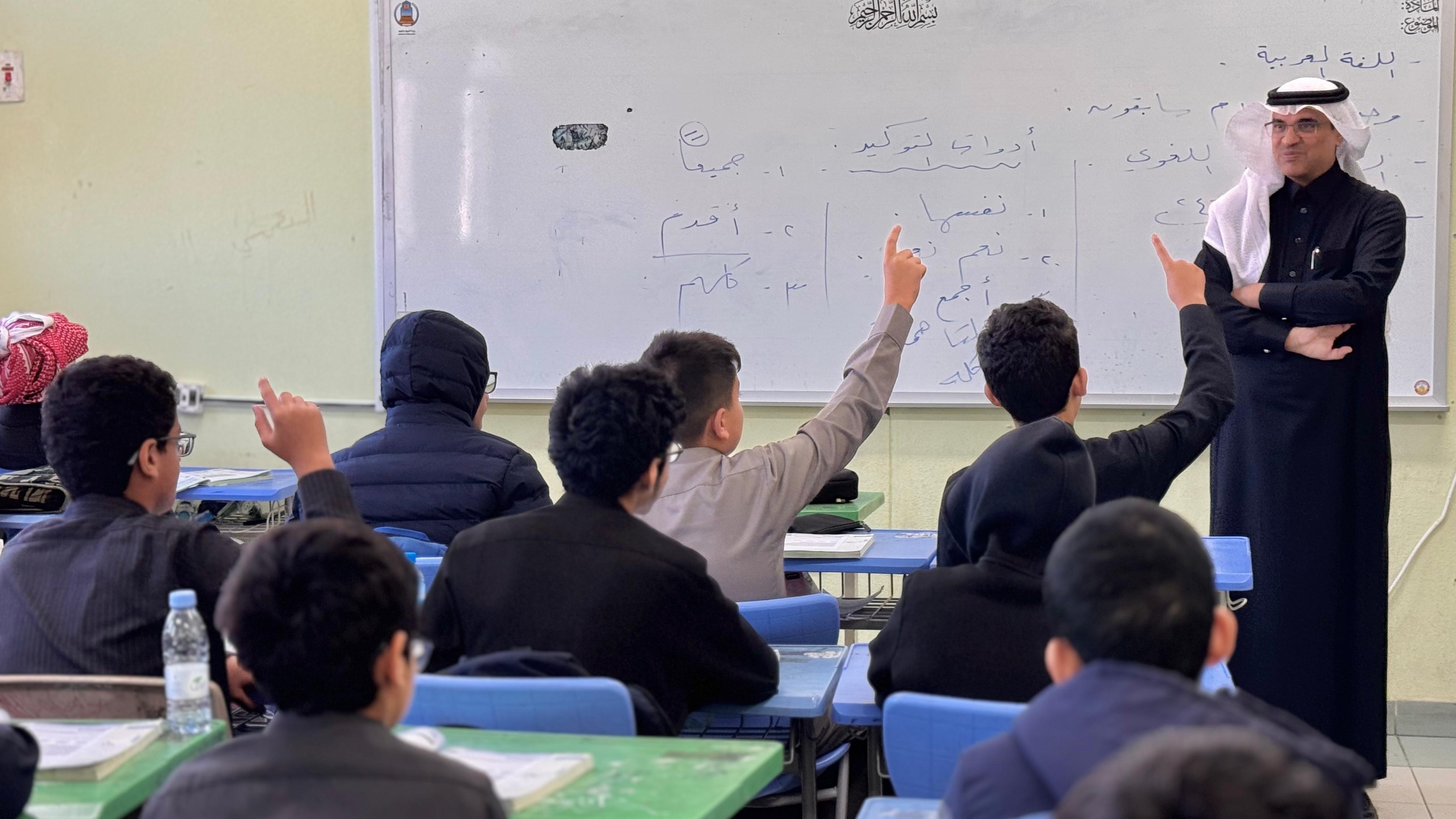 "مدير تعليم الطائف" يشارك طلاب مدرسة حسن آل الشيخ وثانوية الأمير عبدالمجيد يومهم الدراسي ويناقش جودة الخدمات