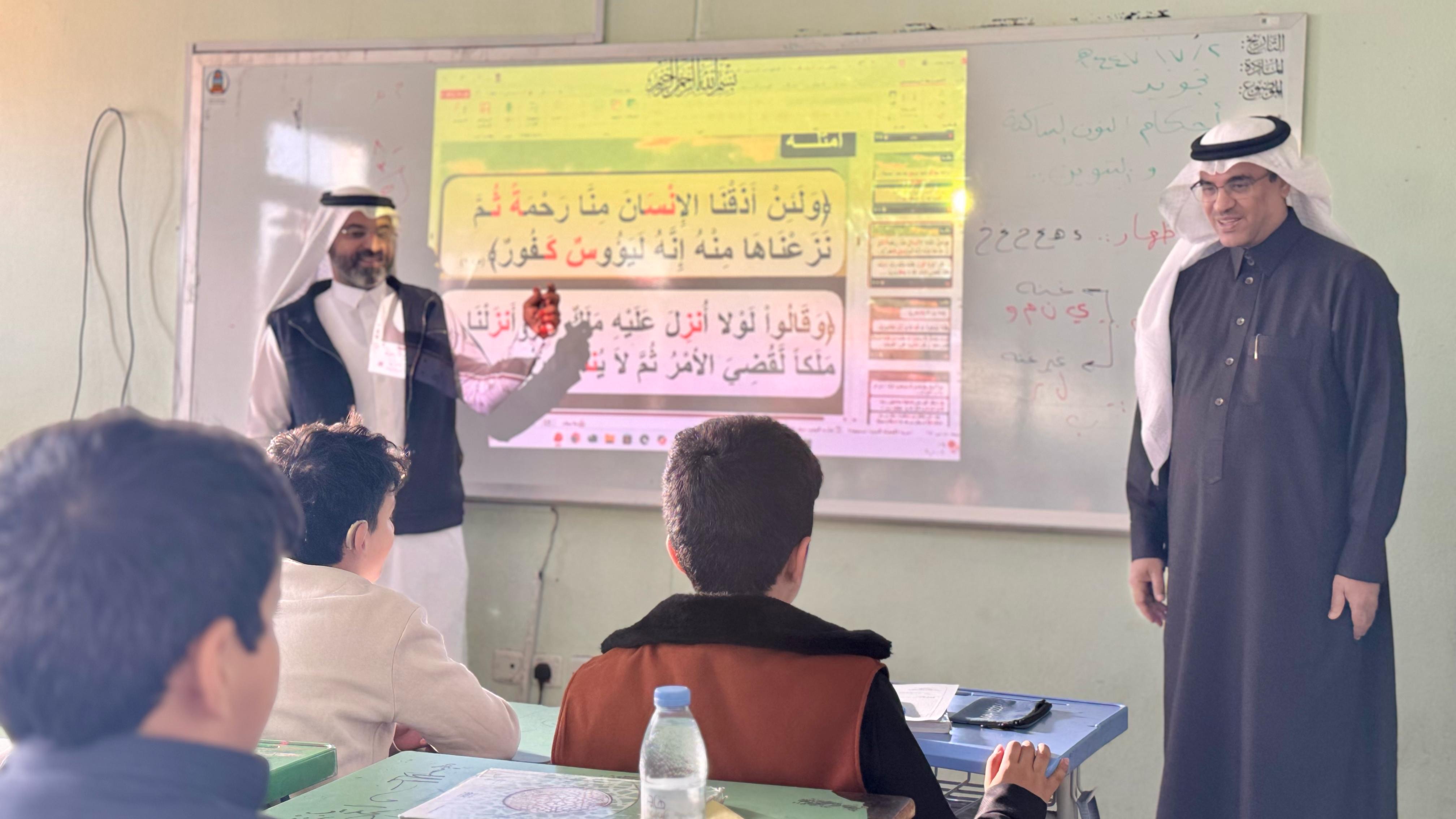في إطار دعم المدارس  والوقوف على سير الدراسة، مدير عام تعليم الطائف يزور عدداً من المدارس