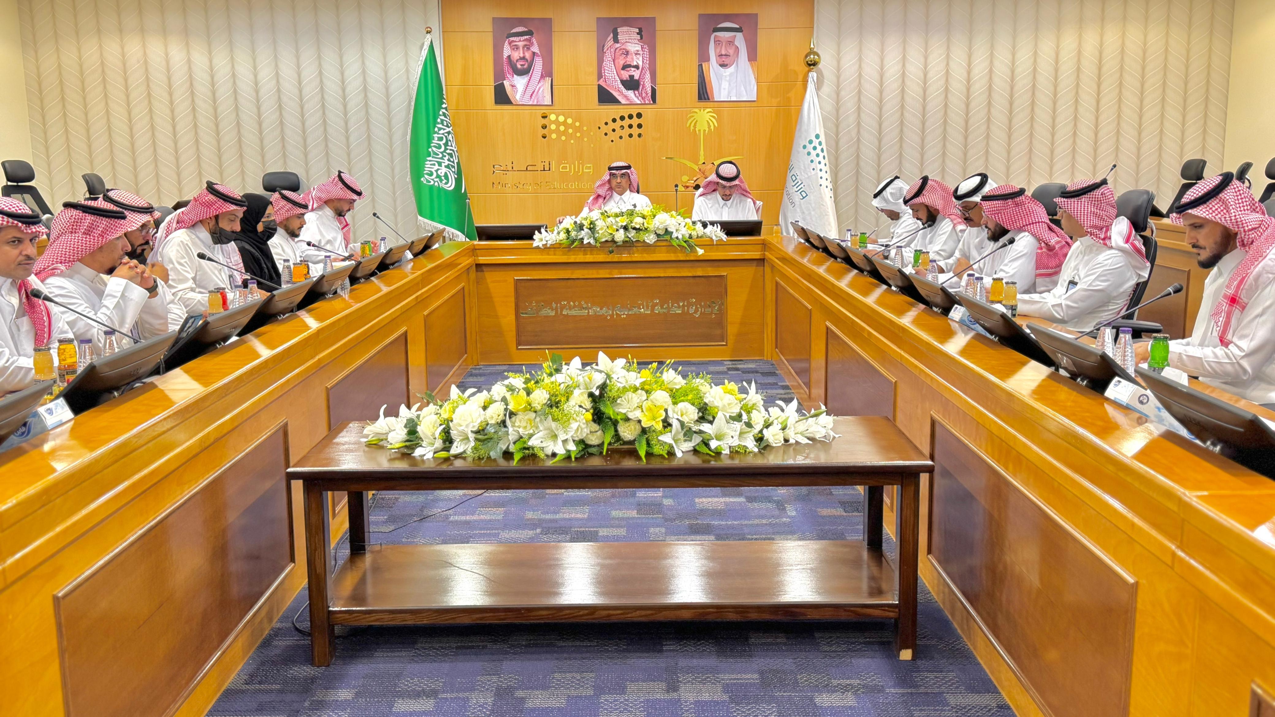 تعليم الطائف يناقش تحسين البيئة التعليمية وتعزيز الأمن والسلامة في المدارس