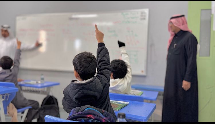 مدير تعليم الطائف يتابع سير اليوم الدراسي في  مدرسة وج الابتدائية والمتوسطة ويكرم معلماً لتميزه في أدائه