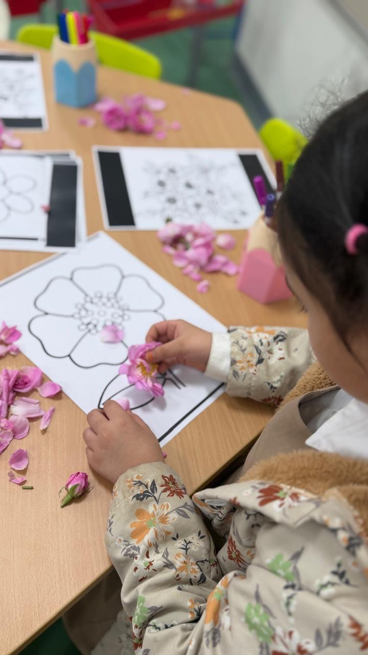 مدارس تعليم الطائف  تفوح عطراً بالورد بمشاركة أكثر من ربع مليون طالب وطالبة