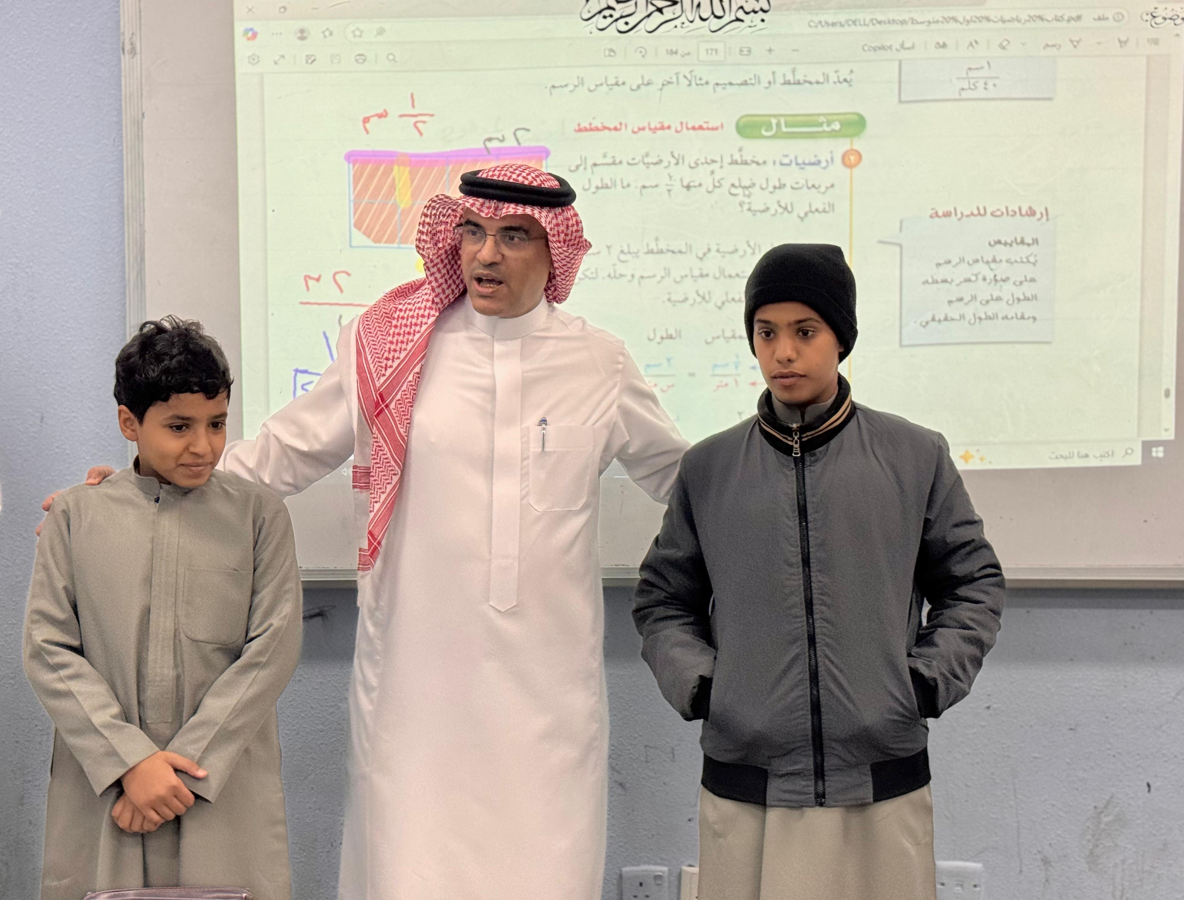 مدير تعليم الطائف يشارك طلاب متوسطة الجزيرة يومهم الدراسي  ويؤكد استمرار تعزيز الانضباط ورفع كفاءة الأداء التعليمي