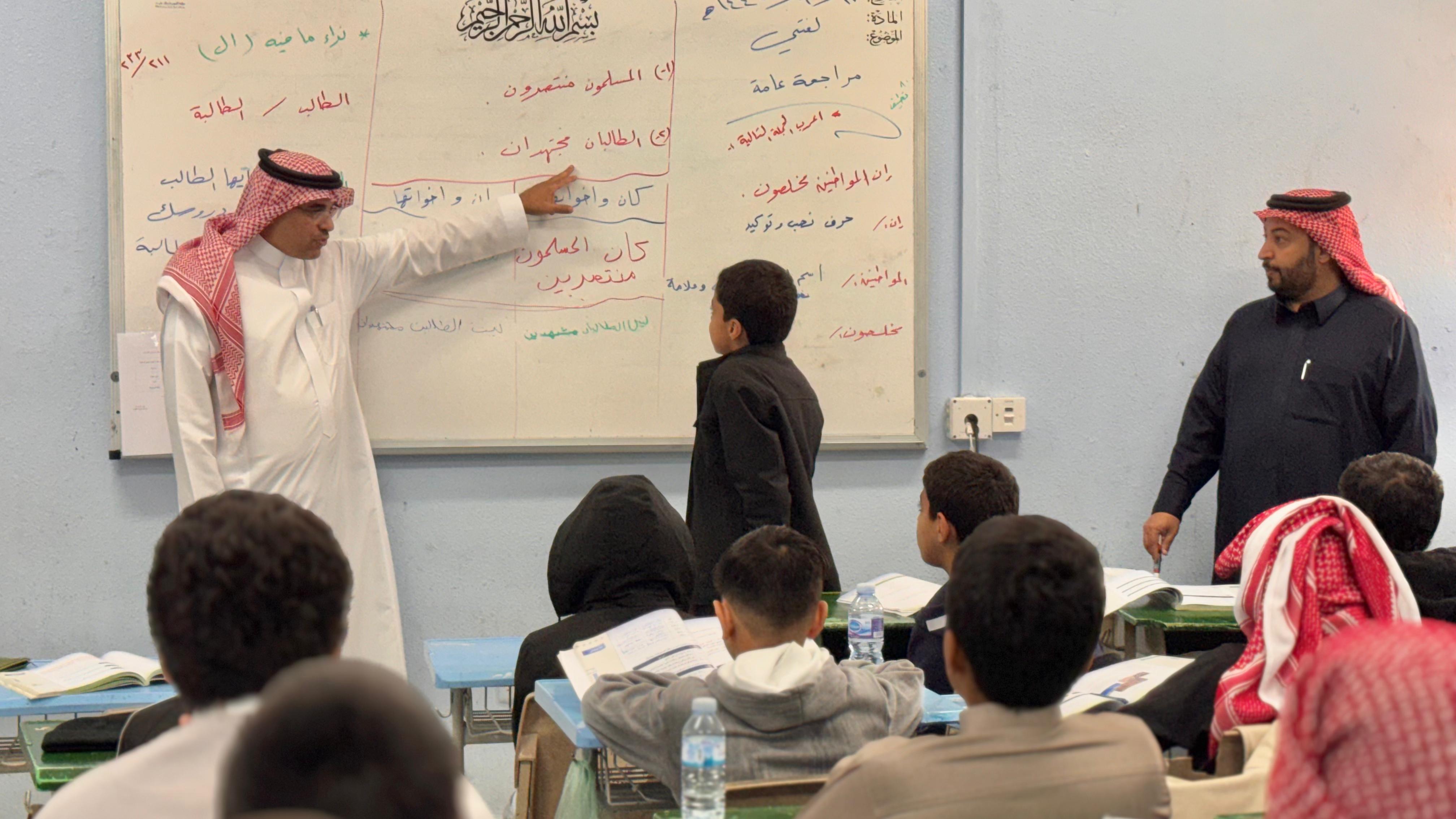مدير تعليم الطائف يشارك طلاب متوسطة الجزيرة يومهم الدراسي  ويؤكد استمرار تعزيز الانضباط ورفع كفاءة الأداء التعليمي