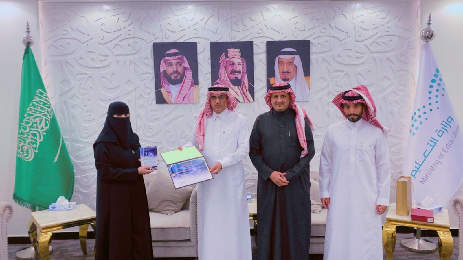 مدير تعليم الطائف يكرم المعلم حامد المالكي نظير تحقيقه المركز الأول خليجياً