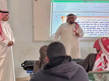 مدير تعليم الطائف يشارك طلاب متوسطة الجزيرة يومهم الدراسي  ويؤكد استمرار تعزيز الانضباط ورفع كفاءة الأداء التعليمي