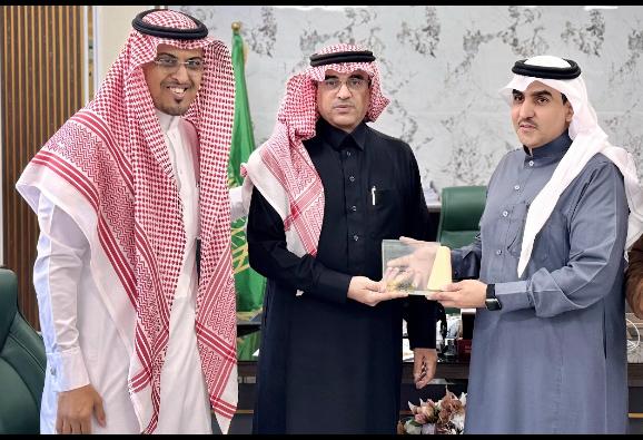 مدير تعليم الطائف يتابع سير اليوم الدراسي في  مدرسة وج الابتدائية والمتوسطة ويكرم معلماً لتميزه في أدائه