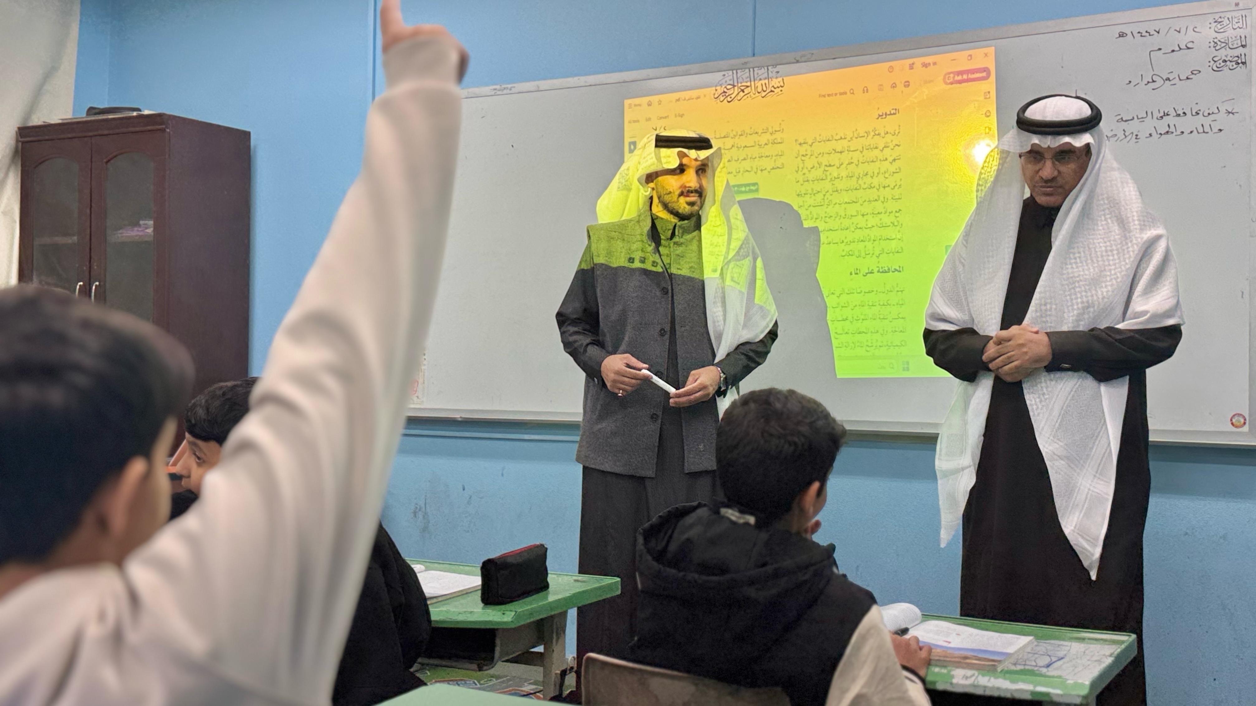 في إطار دعم المدارس  والوقوف على سير الدراسة، مدير عام تعليم الطائف يزور عدداً من المدارس