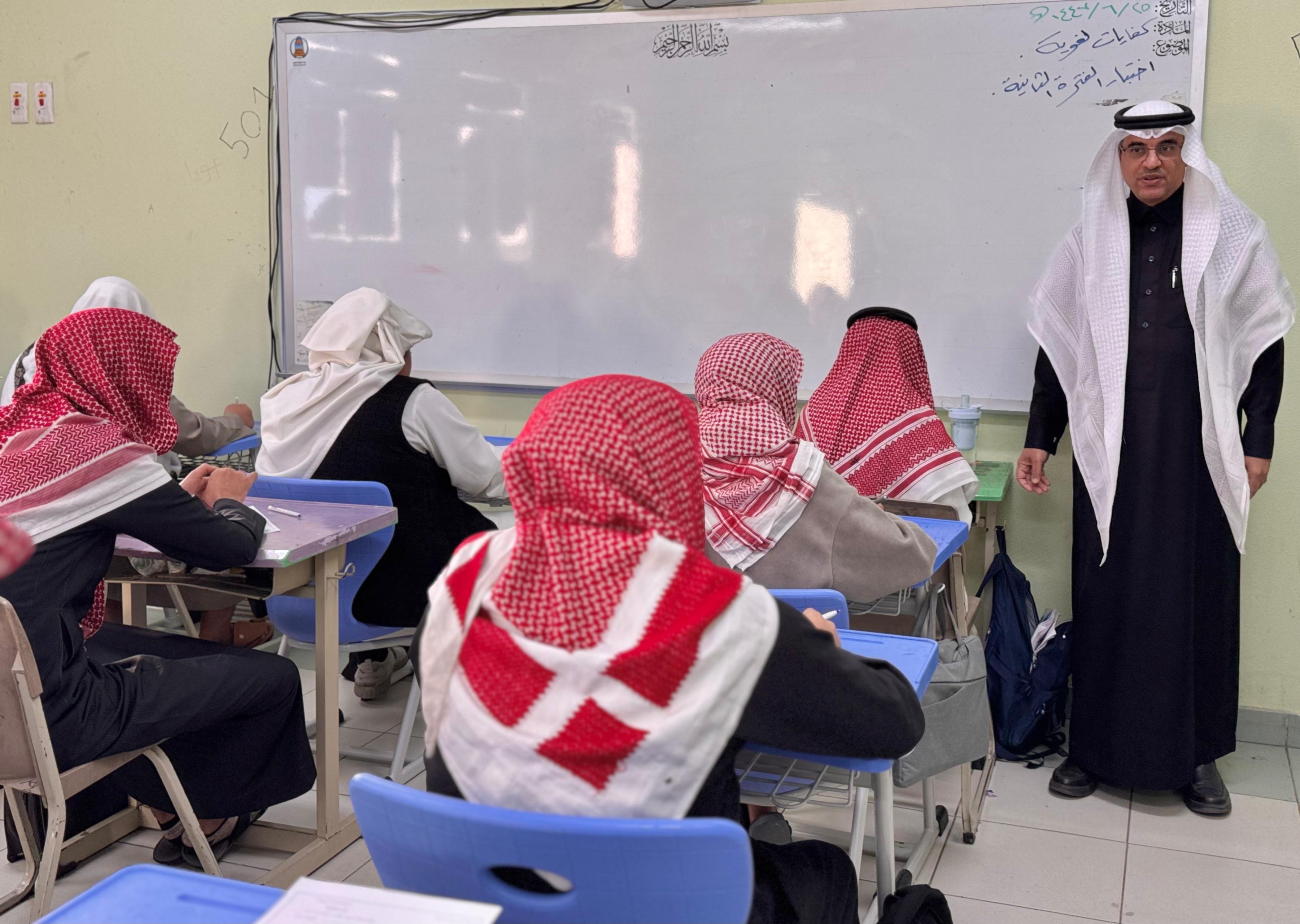 "مدير تعليم الطائف" يشارك طلاب مدرسة حسن آل الشيخ وثانوية الأمير عبدالمجيد يومهم الدراسي ويناقش جودة الخدمات