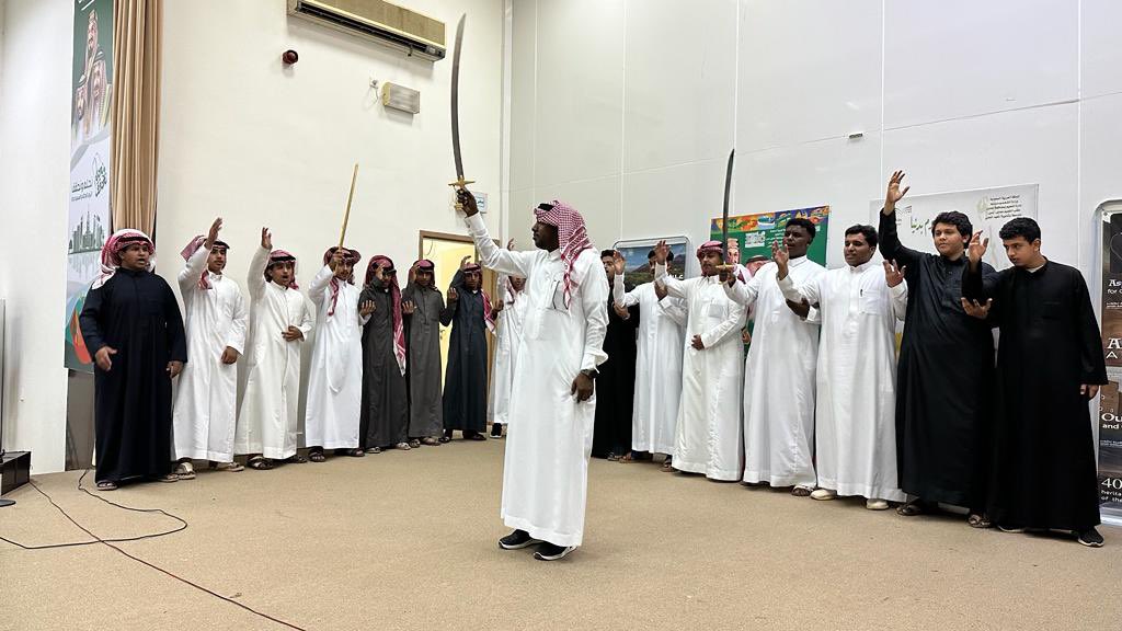 برنامج #العرضة_السعودية والمُقام في مدرسة المعهد العلمي بمحايل 