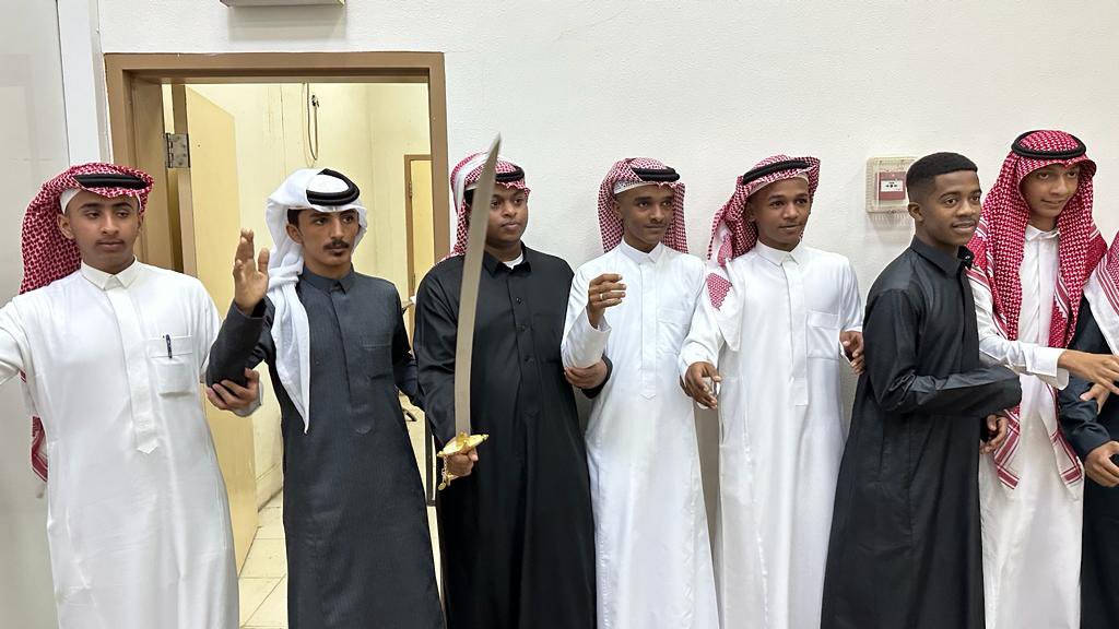برنامج #العرضة_السعودية والمُقام في مدرسة المعهد العلمي بمحايل 