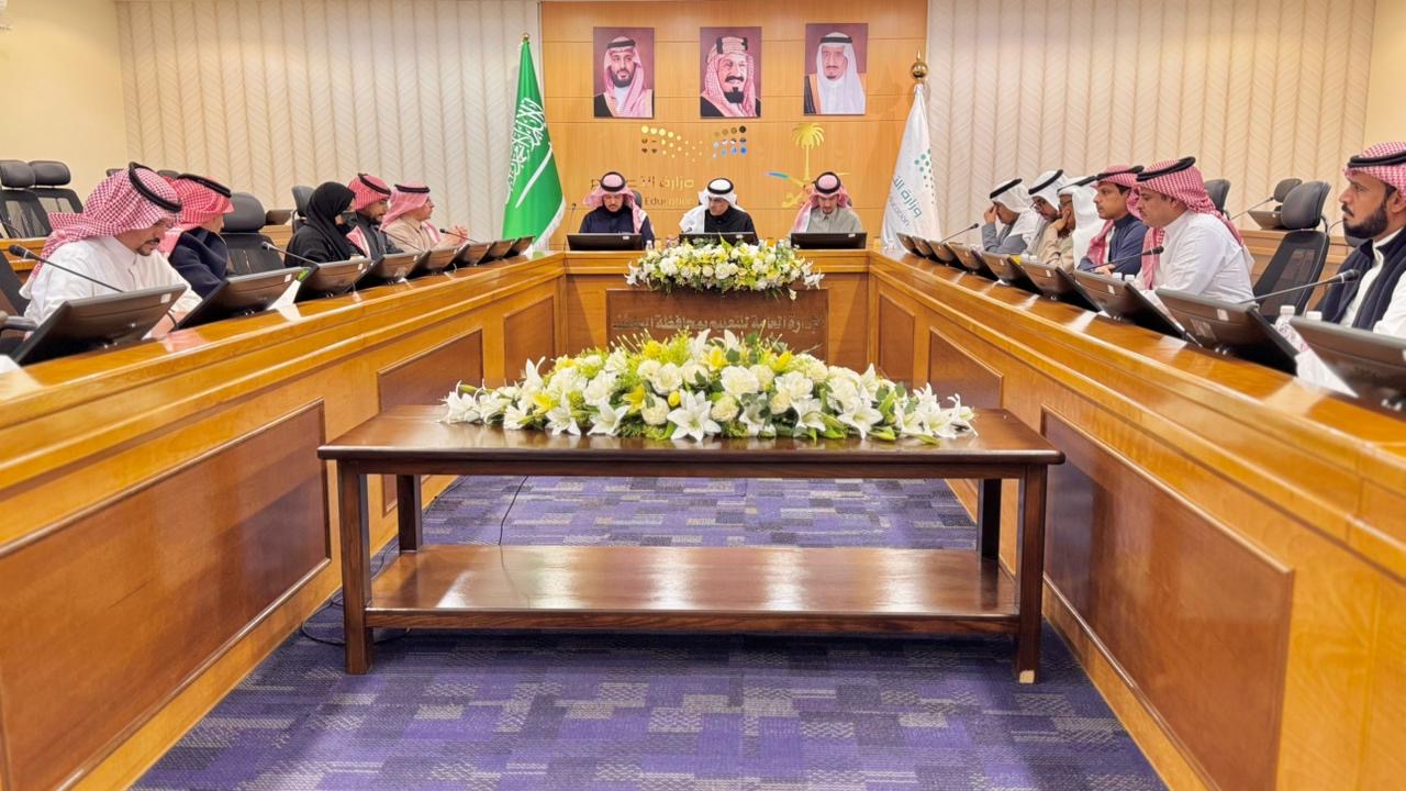 "مدير تعليم الطائف" يشارك طلاب مدرسة حسن آل الشيخ وثانوية الأمير عبدالمجيد يومهم الدراسي ويناقش جودة الخدمات