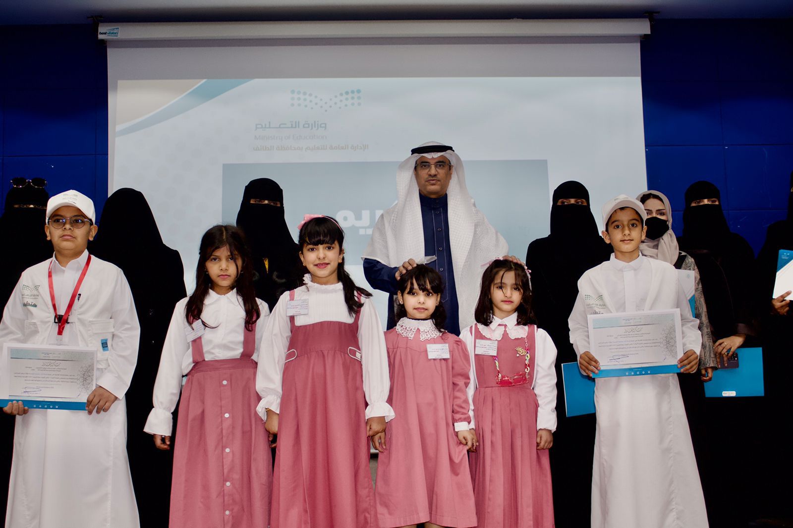 ​  مدير تعليم الطائف يترأس لجنة الصندوق التعليمي ويكرم اللجان العاملة في برنامج العمرة للمستخدمين وحراس المدارس 