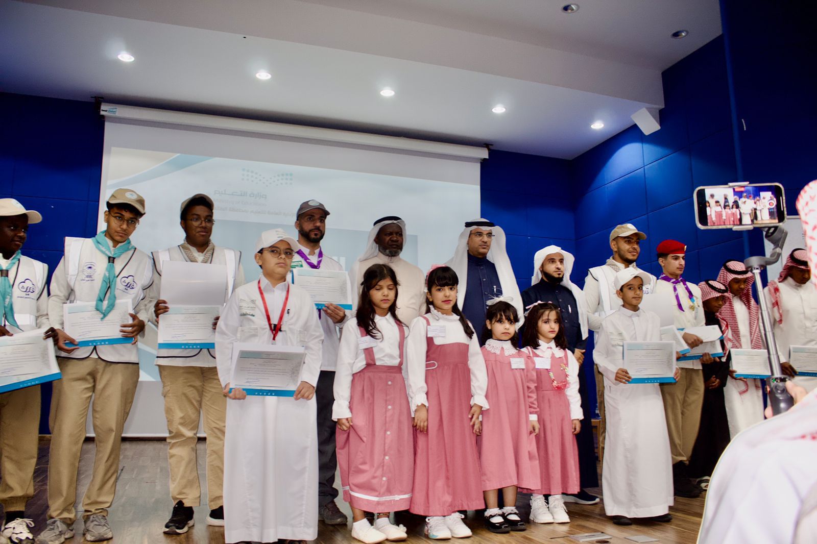 ​  مدير تعليم الطائف يترأس لجنة الصندوق التعليمي ويكرم اللجان العاملة في برنامج العمرة للمستخدمين وحراس المدارس 