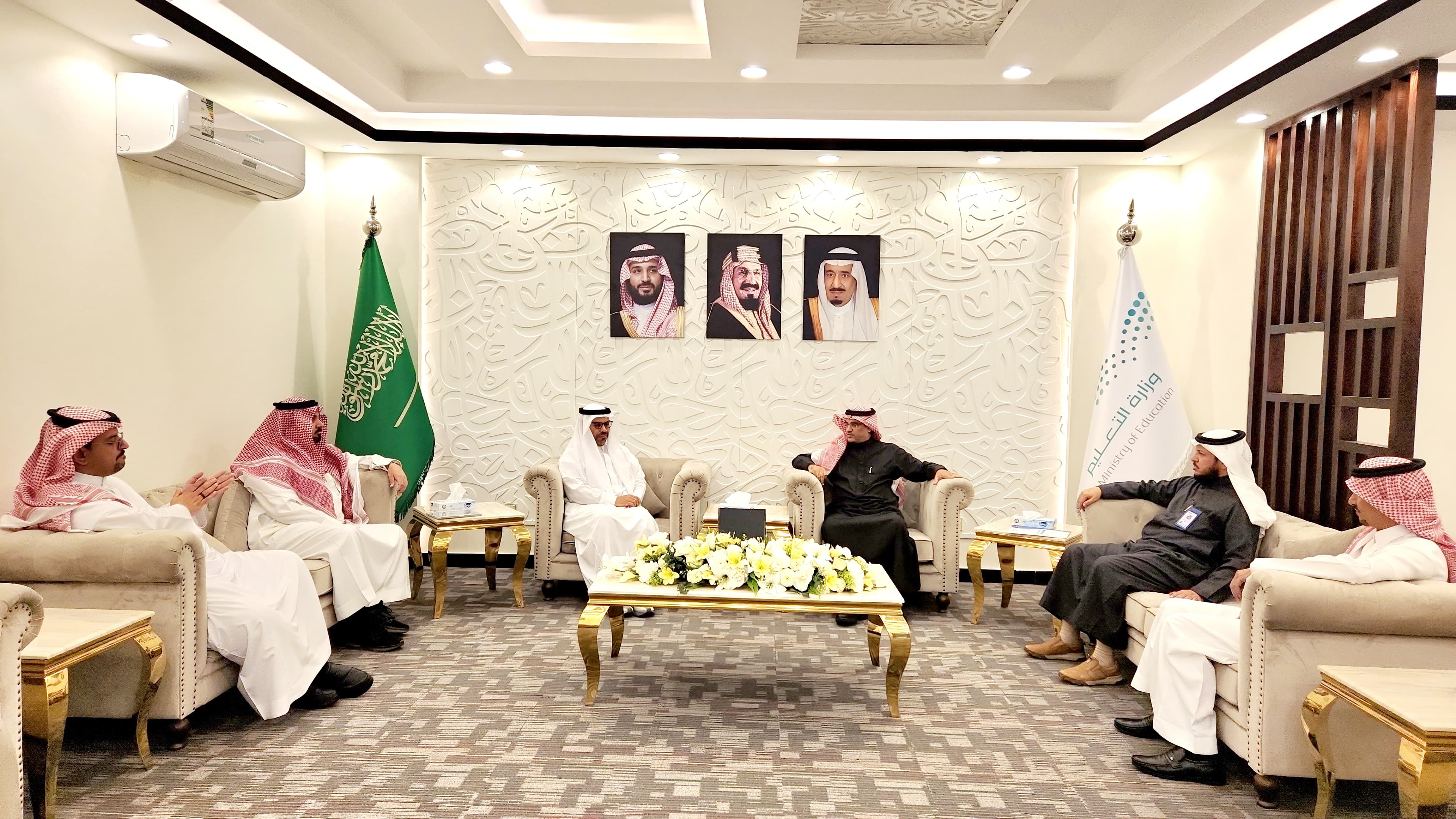 ​  مدير تعليم الطائف يستقبل المشرف العام على الشؤون الثقافية بوزارة الحرس الوطني لبحث التعاون   في المشاريع التعليمية الجديدة بإسكان وزارة الحرس الوطني بالطائف