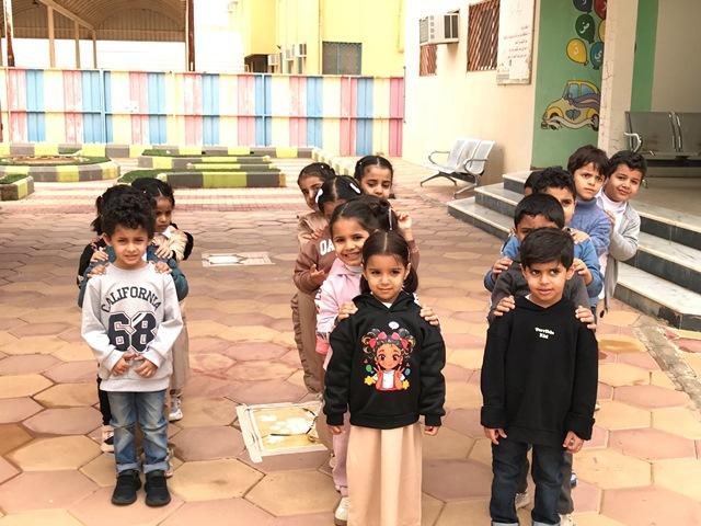 أطفال الروضة الأولى بأشيقر في رحلة للحديقة 