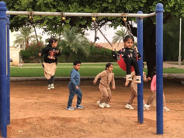 أطفال الروضة الأولى بأشيقر في رحلة للحديقة 