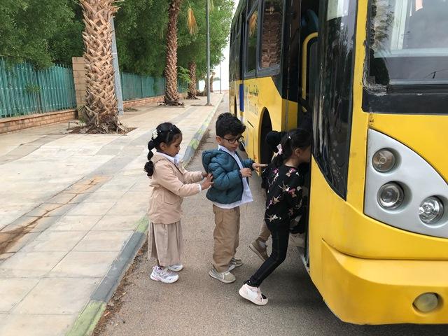 أطفال الروضة الأولى بأشيقر في رحلة للحديقة 