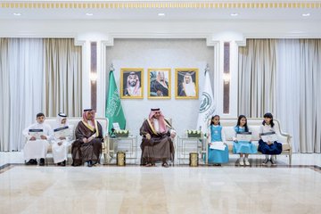أمير الجوف يستقبل مدير التعليم ويكرّم الطلبة الفائزين بمراكز متقدمة على مستوى المملكة