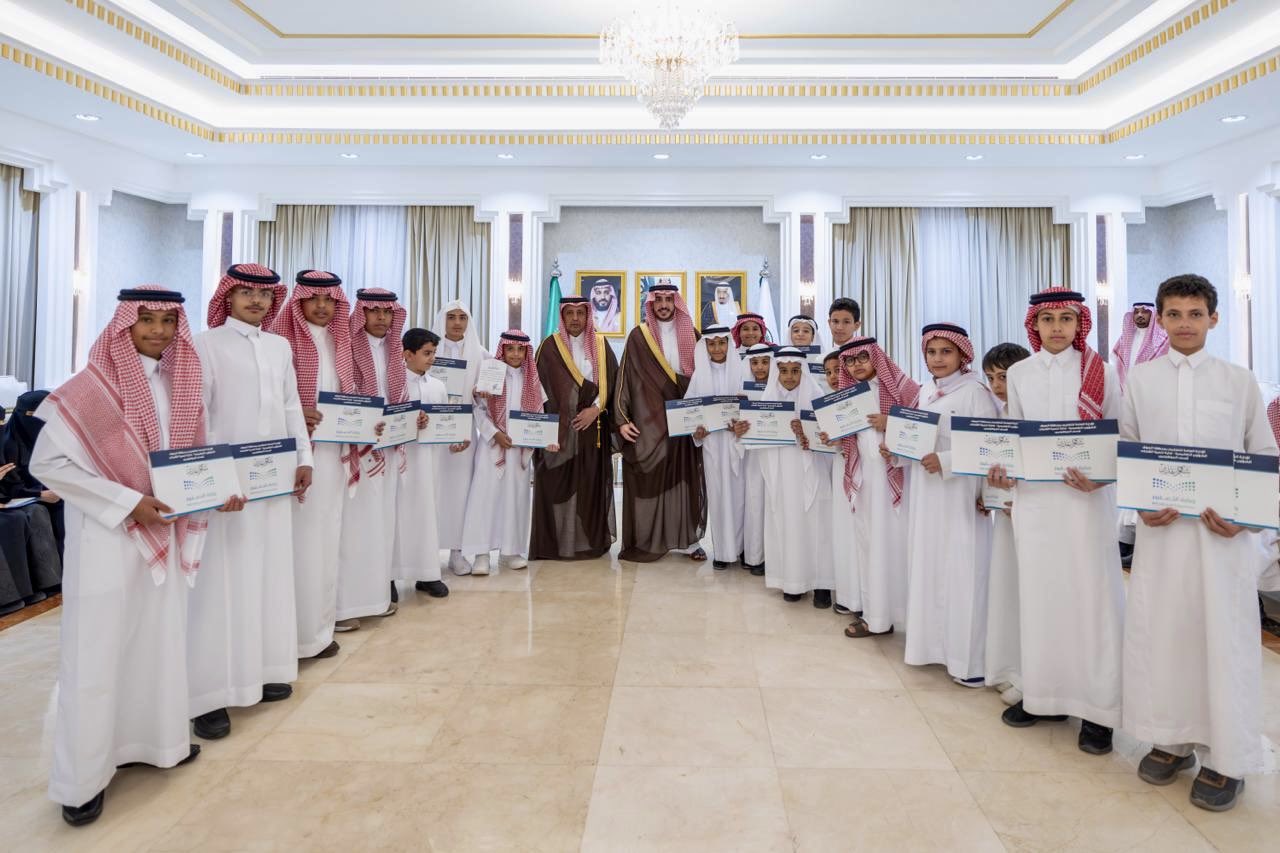 أمير الجوف يستقبل مدير التعليم ويكرّم الطلبة الفائزين بمراكز متقدمة على مستوى المملكة