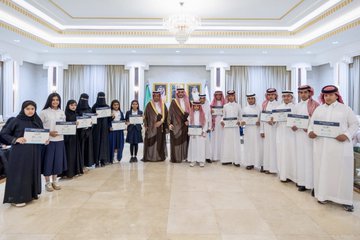 أمير الجوف يستقبل مدير التعليم ويكرّم الطلبة الفائزين بمراكز متقدمة على مستوى المملكة