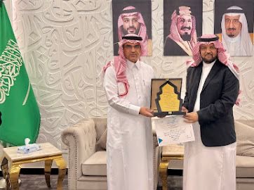 مدير تعليم الطائف يكرم المعلم حامد المالكي نظير تحقيقه المركز الأول خليجياً