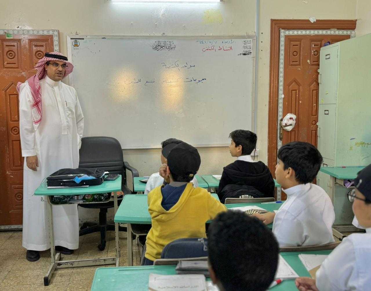  للدعم والمساندة.. "مدير تعليم الطائف" يشارك طلاب ابتدائية المثناه يومهم الدراسي،