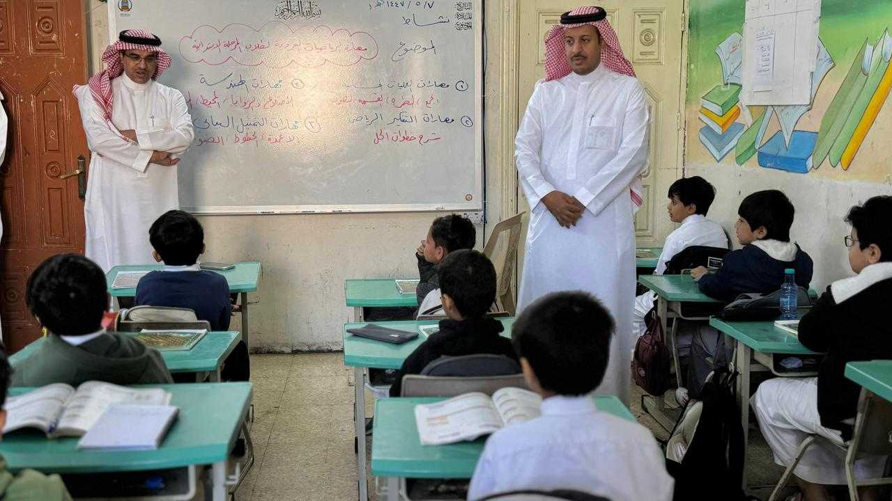  للدعم والمساندة.. "مدير تعليم الطائف" يشارك طلاب ابتدائية المثناه يومهم الدراسي،