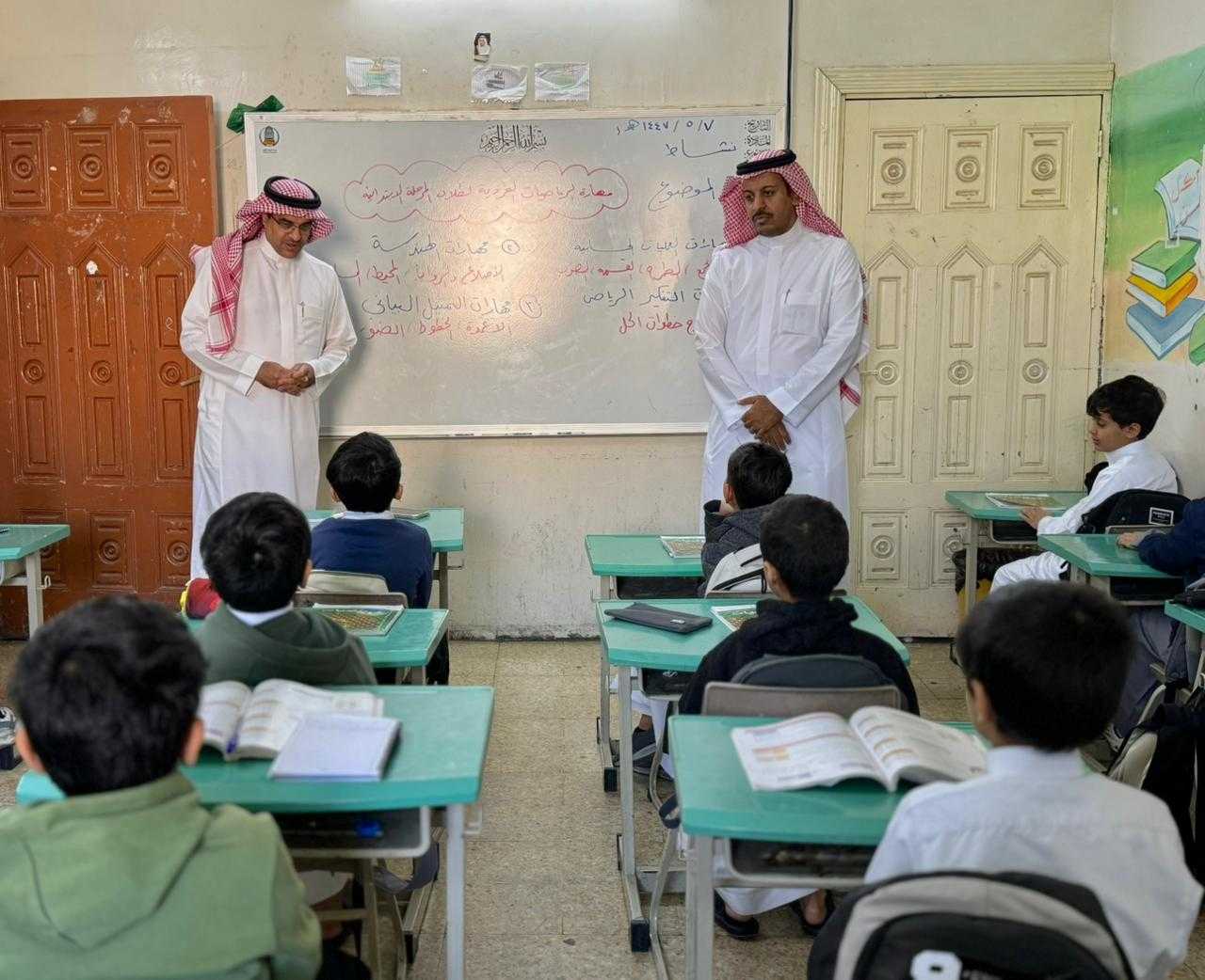  للدعم والمساندة.. "مدير تعليم الطائف" يشارك طلاب ابتدائية المثناه يومهم الدراسي،