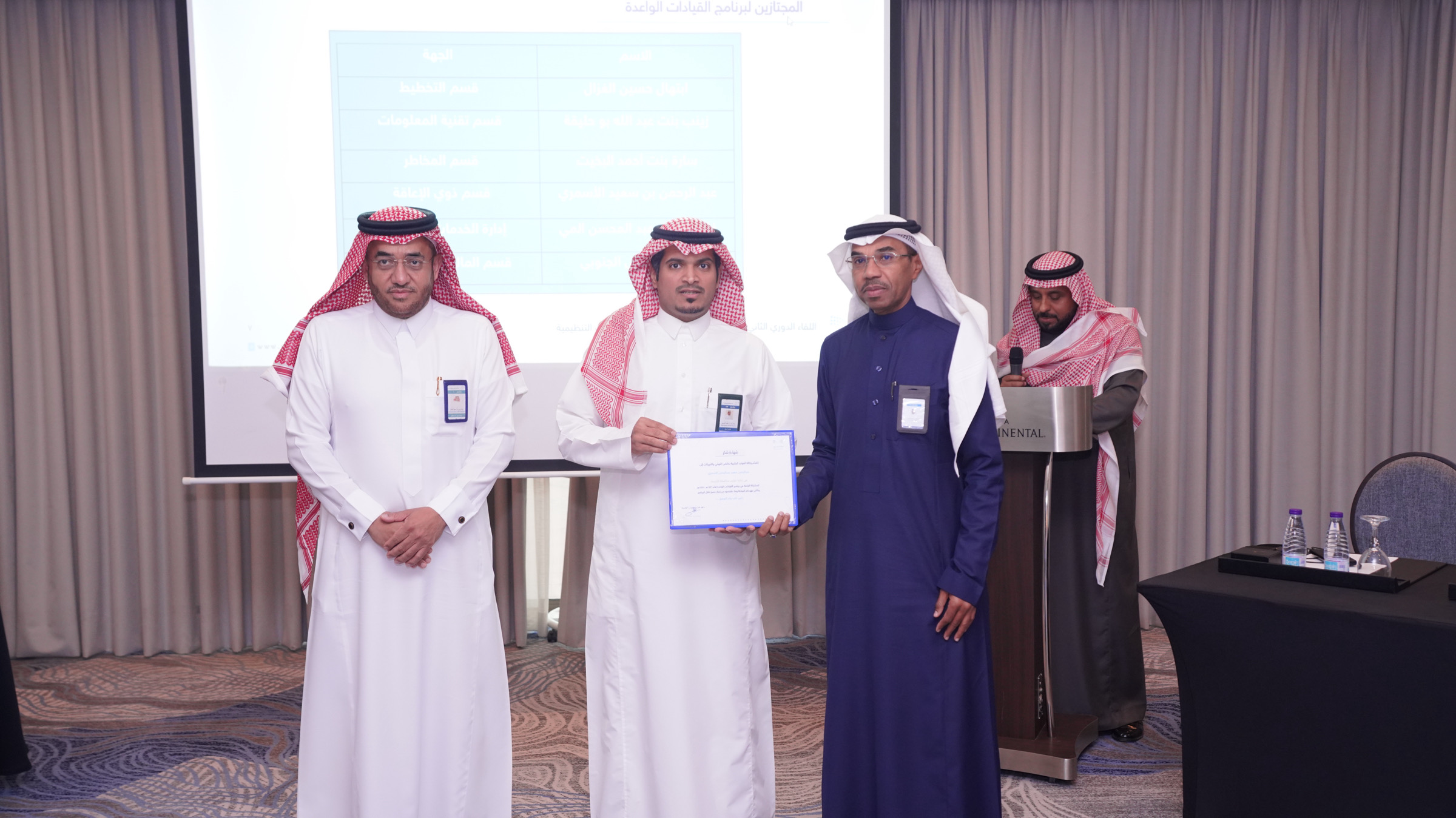 مدير تعليم الأحساء  يكرّم القيادات الواعدة ويؤكد بأن الانضباط هو شعار رفع الإنتاجية