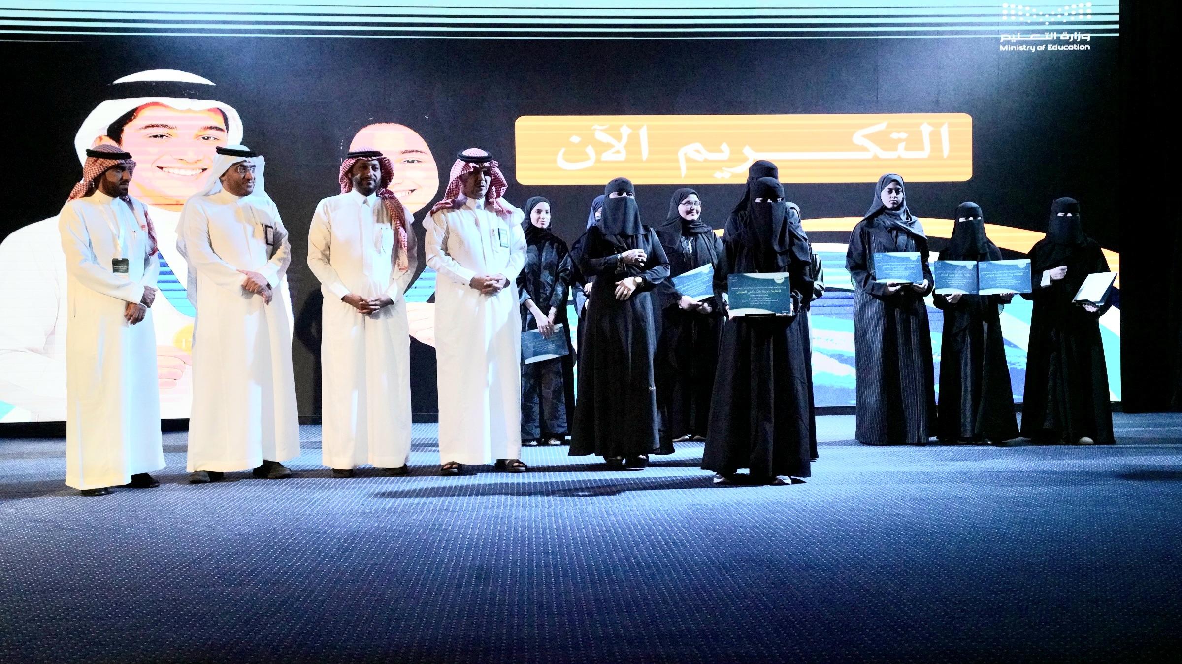 تعليم الأحساء يكرم 38 موهوباً وموهوبةً حققوا أكثر من 50 جائزة دولية