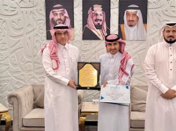 مدير تعليم الطائف يكرم المعلم حامد المالكي نظير تحقيقه المركز الأول خليجياً