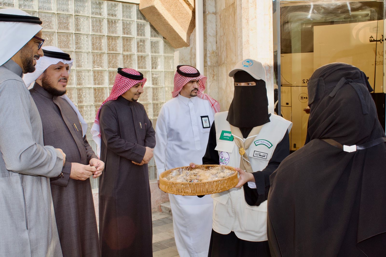 تعليم الطائف" تُنفِّذ برنامج "زيارة " لـ80 حارس مدرسة ومستخدم وعوائلهم ممن لم يسبق لهم أداؤها ومَنْ أوشك على مرحلة التقاعد تقديرًا وعرفانًا لهم