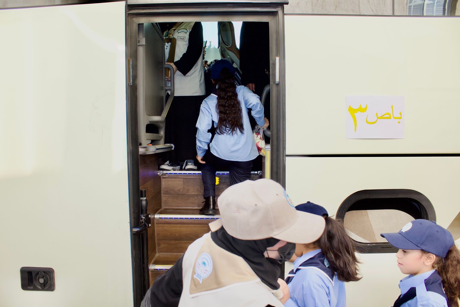 تعليم الطائف" تُنفِّذ برنامج "زيارة " لـ80 حارس مدرسة ومستخدم وعوائلهم ممن لم يسبق لهم أداؤها ومَنْ أوشك على مرحلة التقاعد تقديرًا وعرفانًا لهم