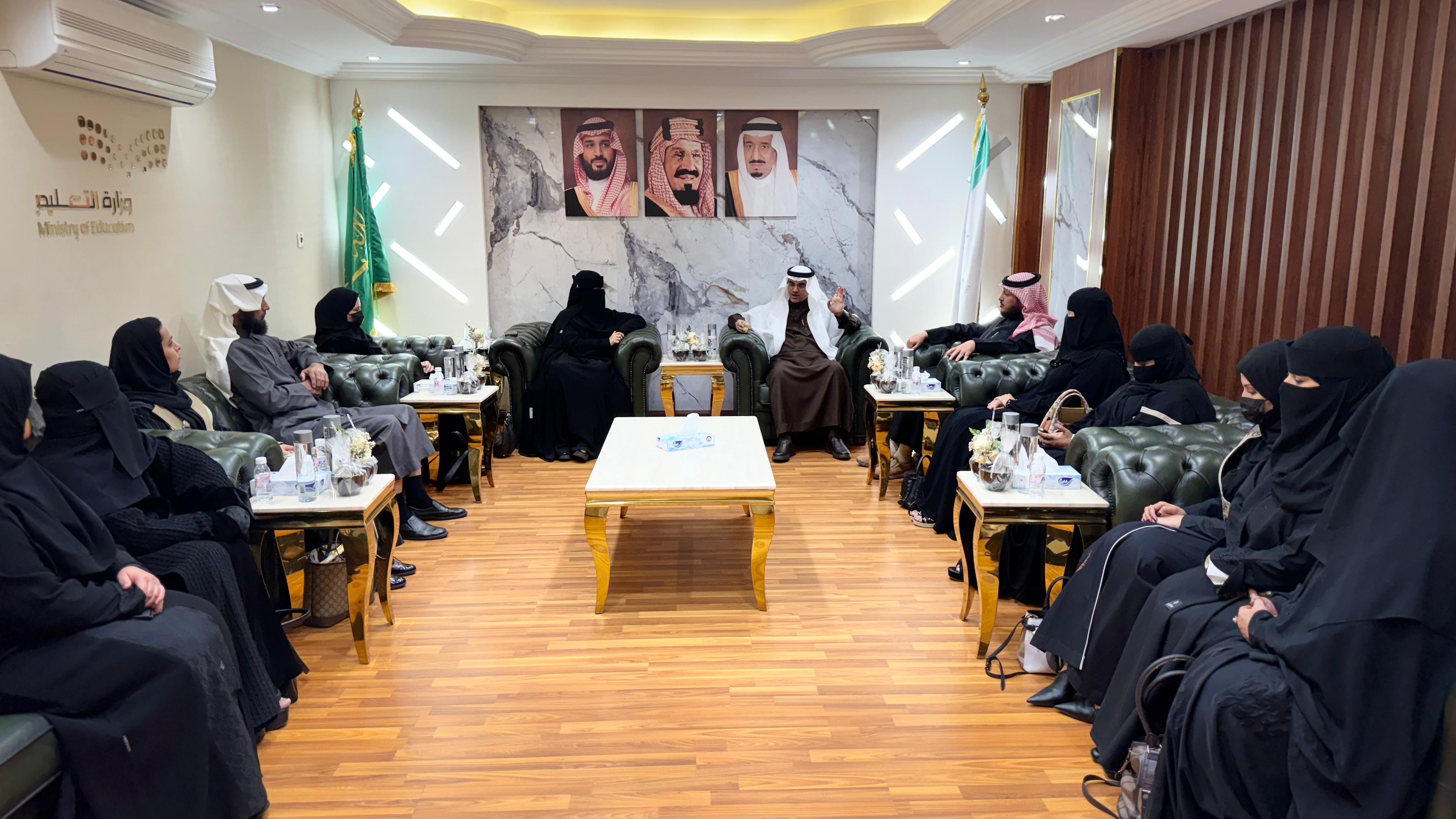 مساعد وكيل الوزارة للطفولة المبكرة تزور تعليم الطائف 