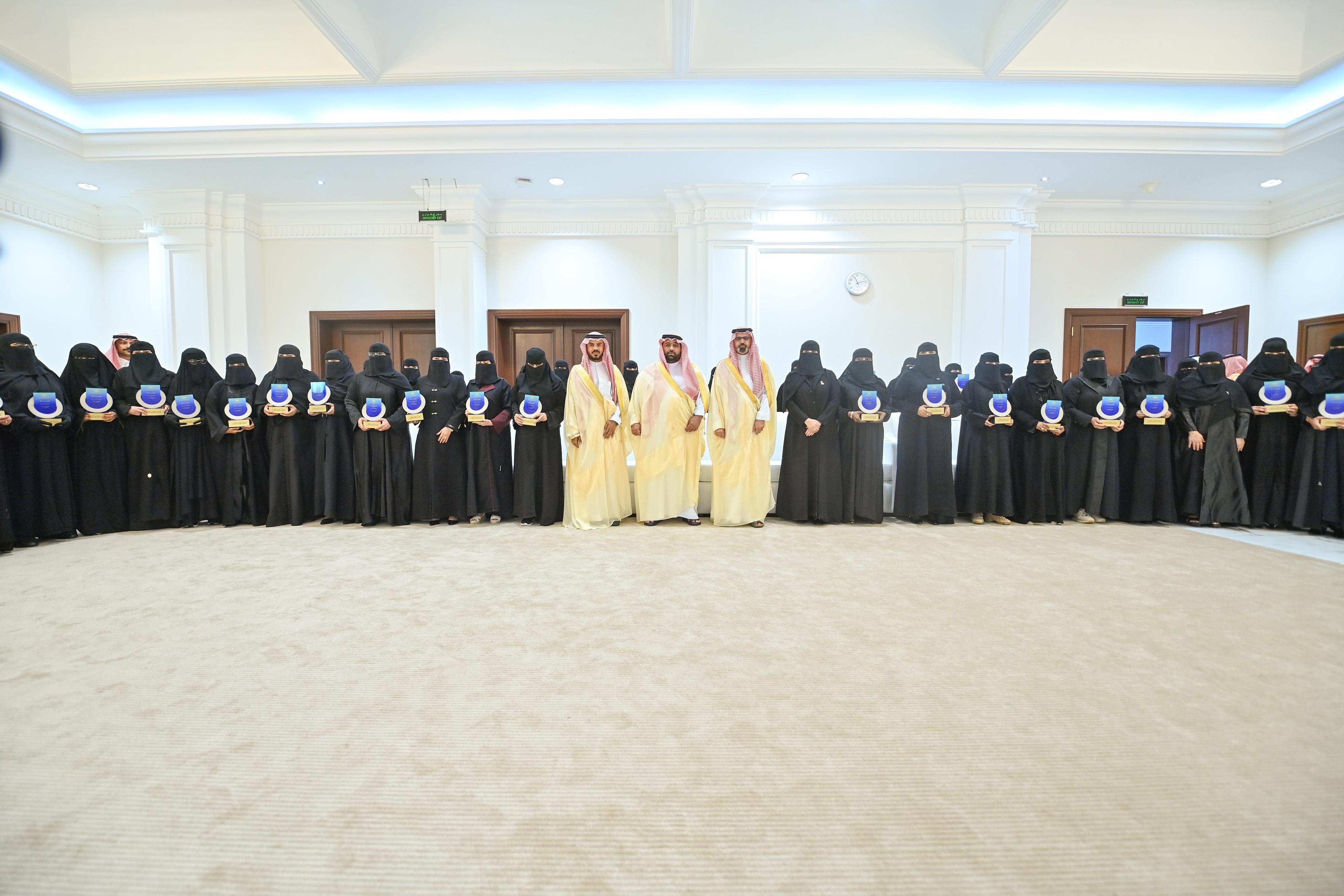 أمير منطقة جازان يكرم تعليم جازان لتصدره المدارس الحكومية المتميزة على مستوى المملكة