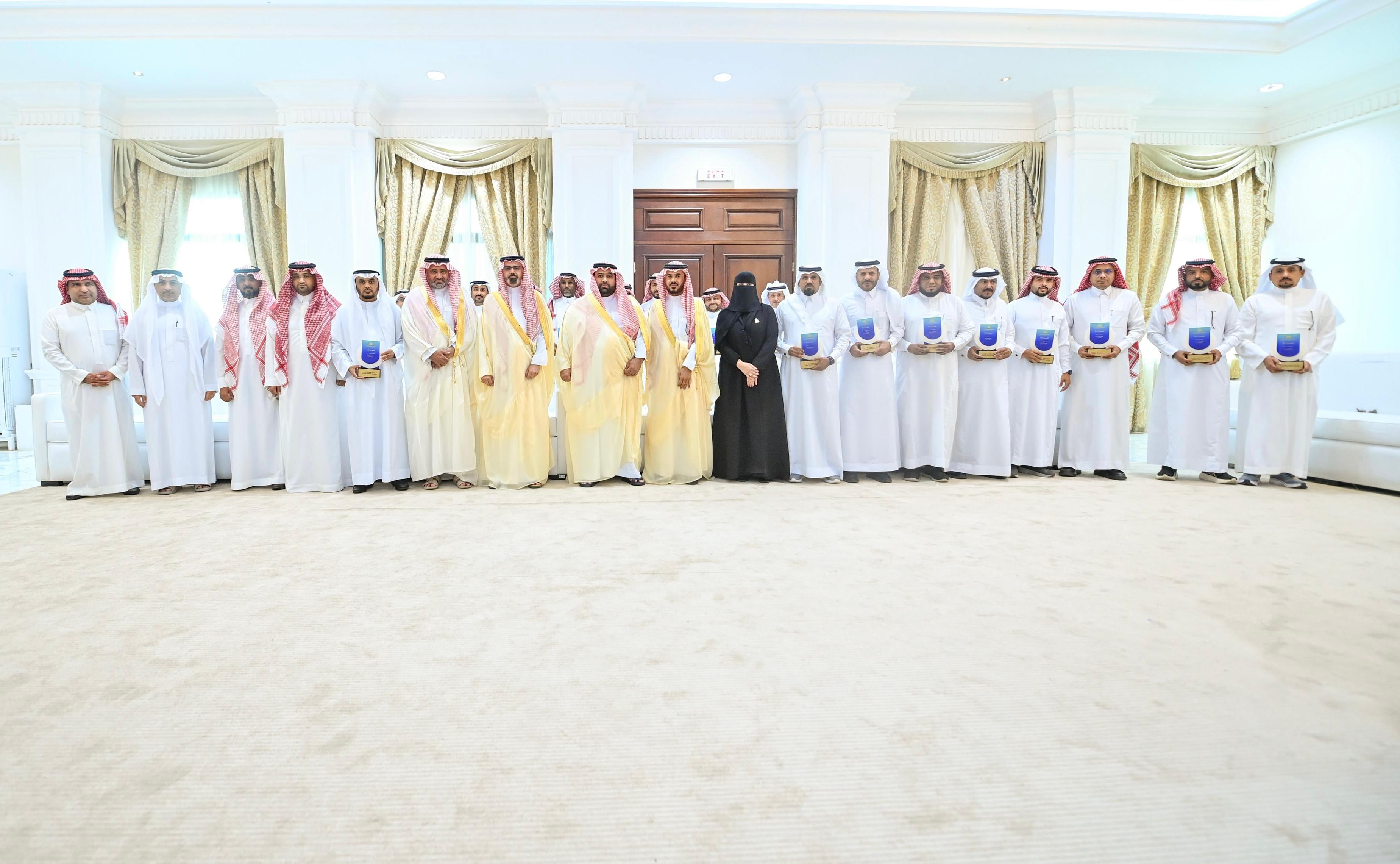 أمير منطقة جازان يكرم تعليم جازان لتصدره المدارس الحكومية المتميزة على مستوى المملكة