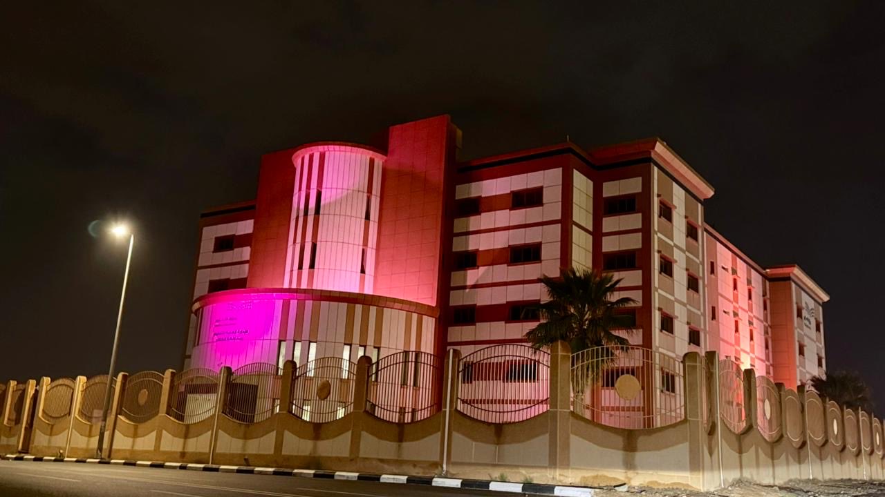 مباني إدارة تعليم الطائف ومدارسها تتوشح اللون الوردي تزامناً مع الملتقى العالمي للورد