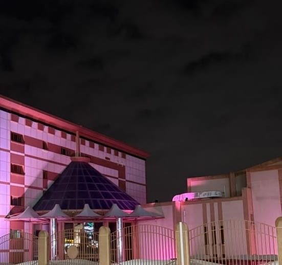 مباني إدارة تعليم الطائف ومدارسها تتوشح اللون الوردي تزامناً مع الملتقى العالمي للورد