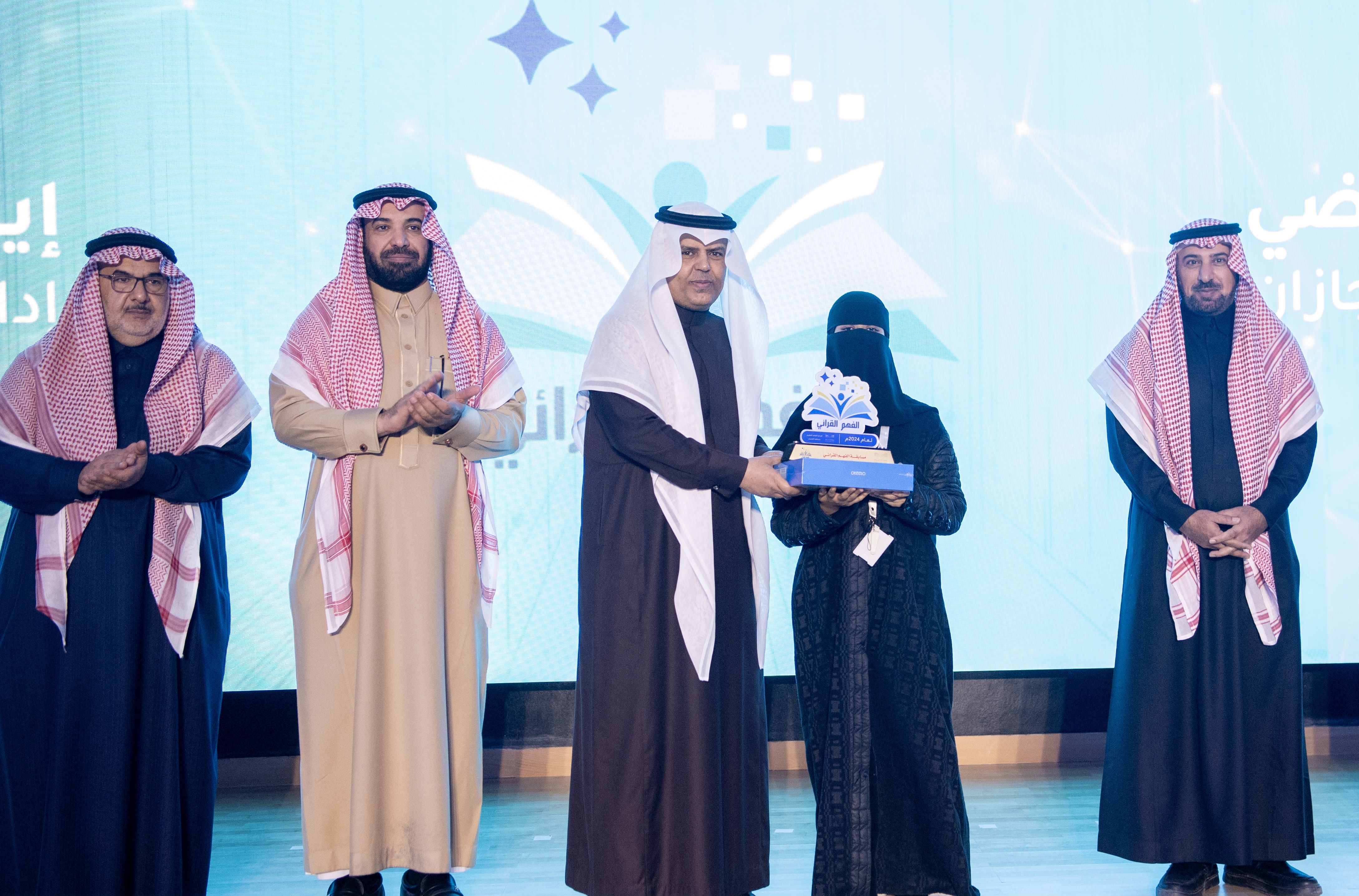 المدير العام يكرم الفائزين بمسابقة الفهم القرائي بالمملكة