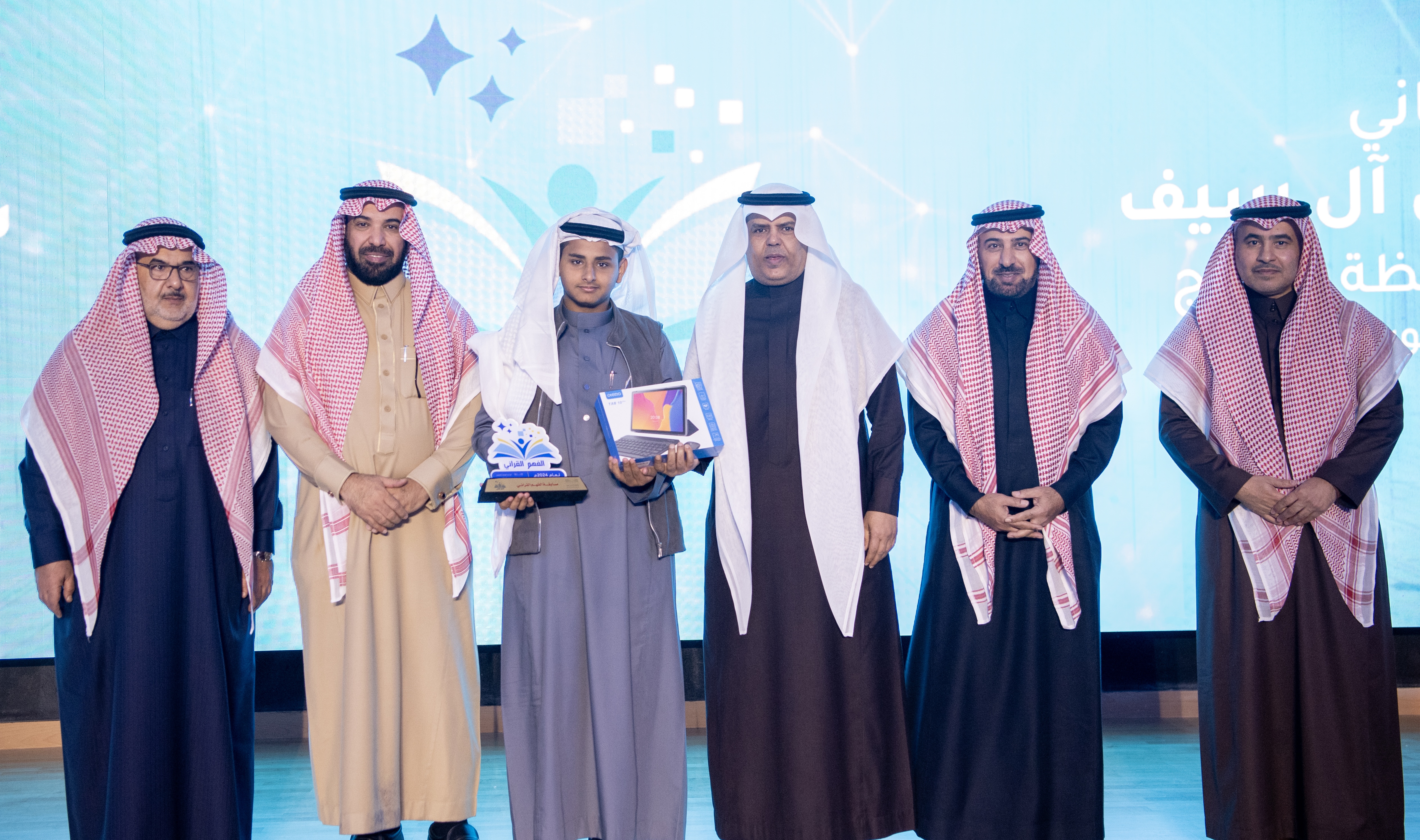 المدير العام يكرم الفائزين بمسابقة الفهم القرائي بالمملكة