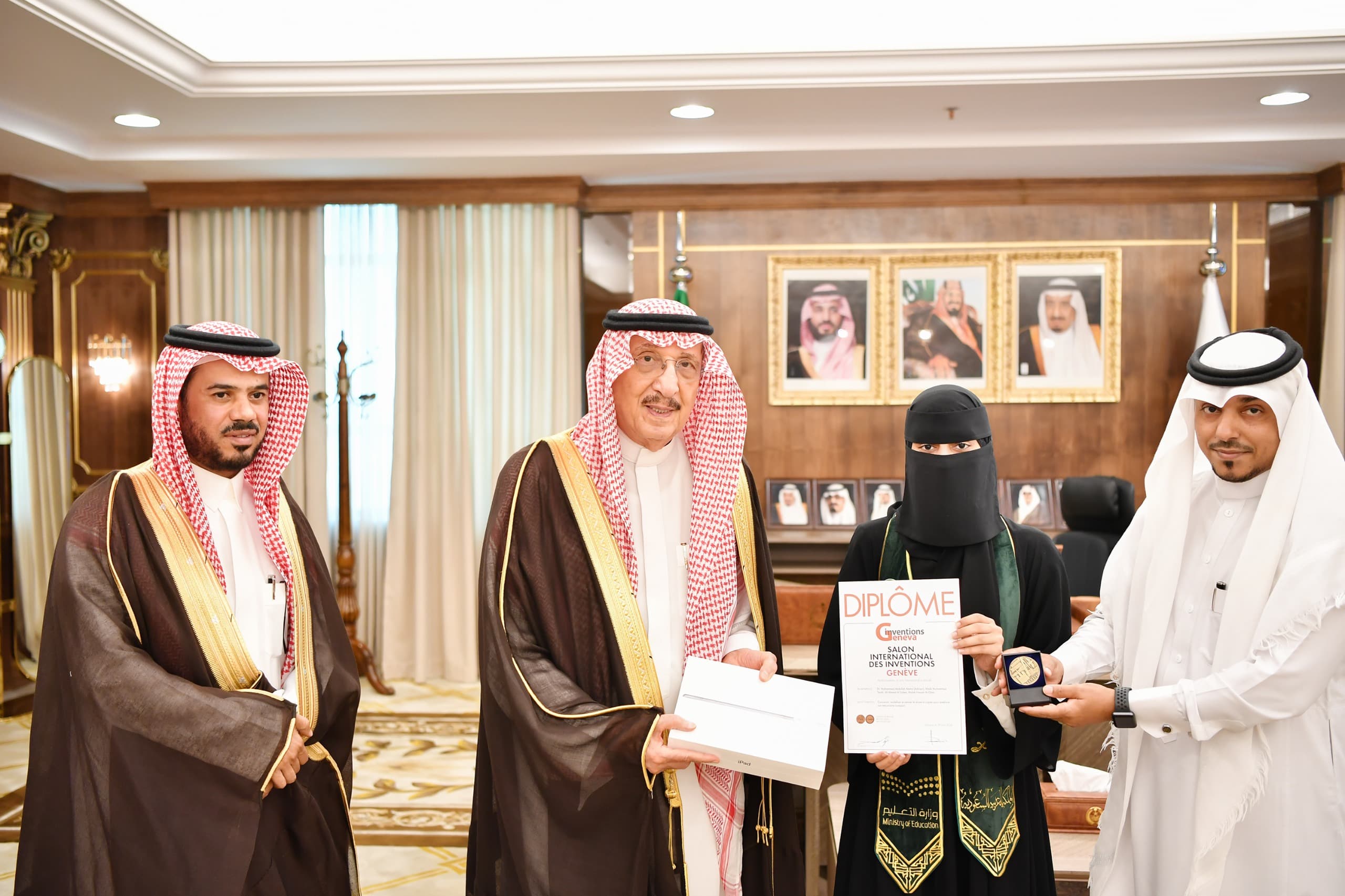 سمو أمير منطقة جازان يكرم الطالبة ملك قيسي لحصولها على الميدالية البرونزية على مستوى العالم في معرض الاختراعات بجنيف