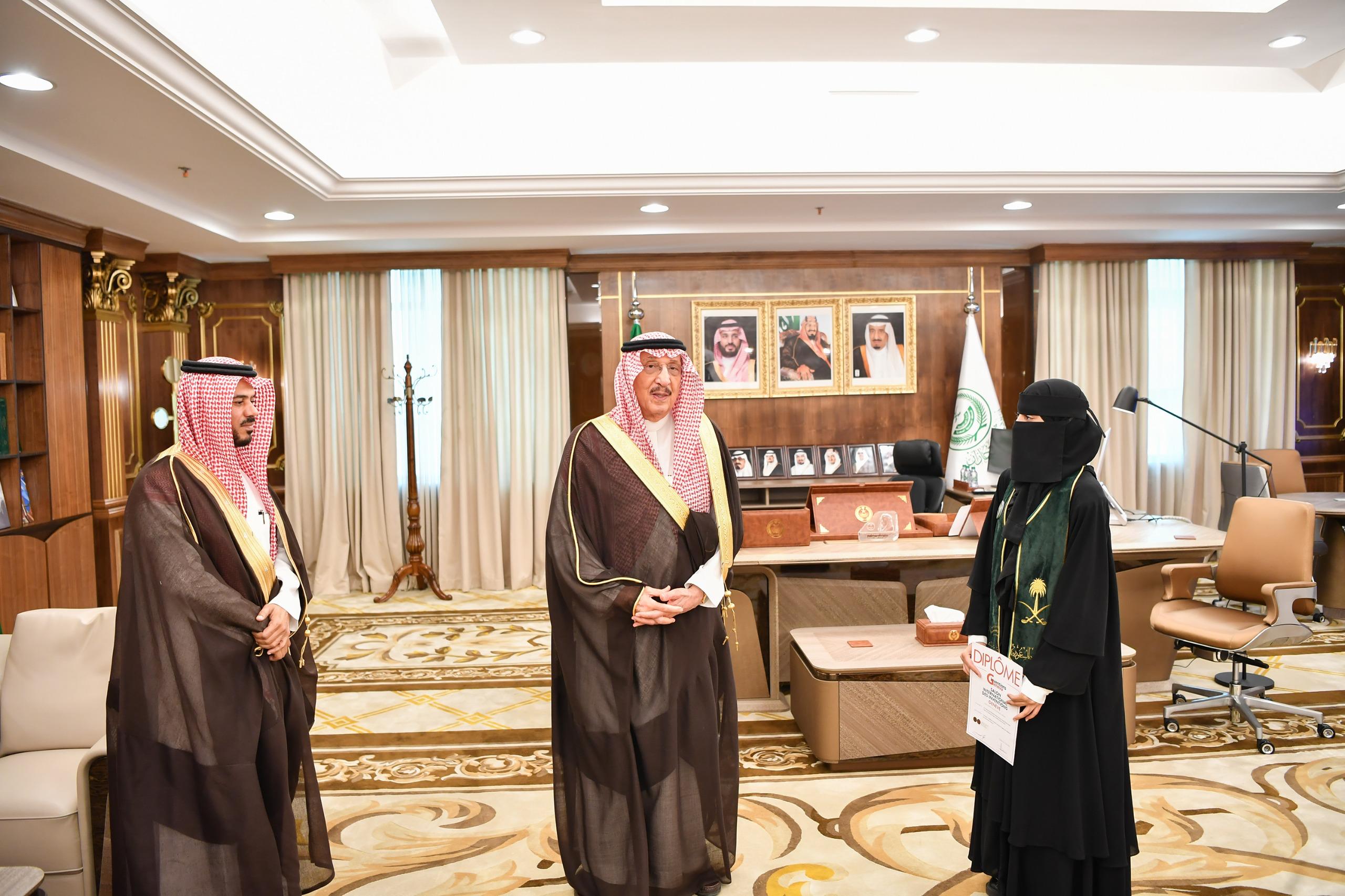 سمو أمير منطقة جازان يكرم الطالبة ملك قيسي لحصولها على الميدالية البرونزية على مستوى العالم في معرض الاختراعات بجنيف