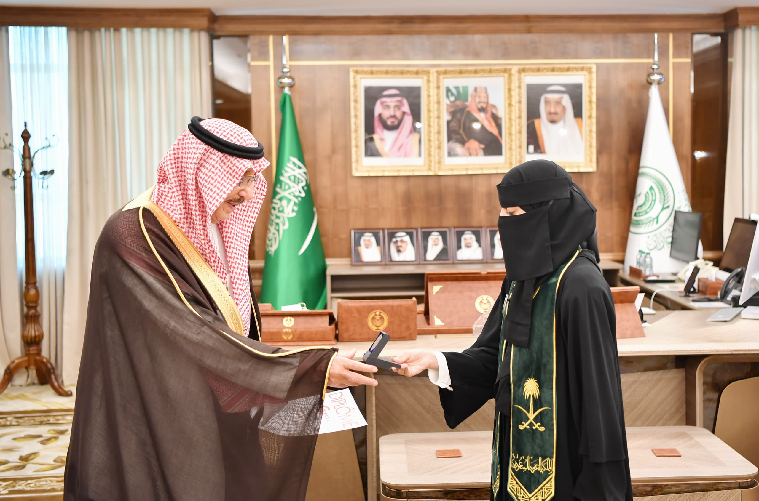 سمو أمير منطقة جازان يكرم الطالبة ملك قيسي لحصولها على الميدالية البرونزية على مستوى العالم في معرض الاختراعات بجنيف