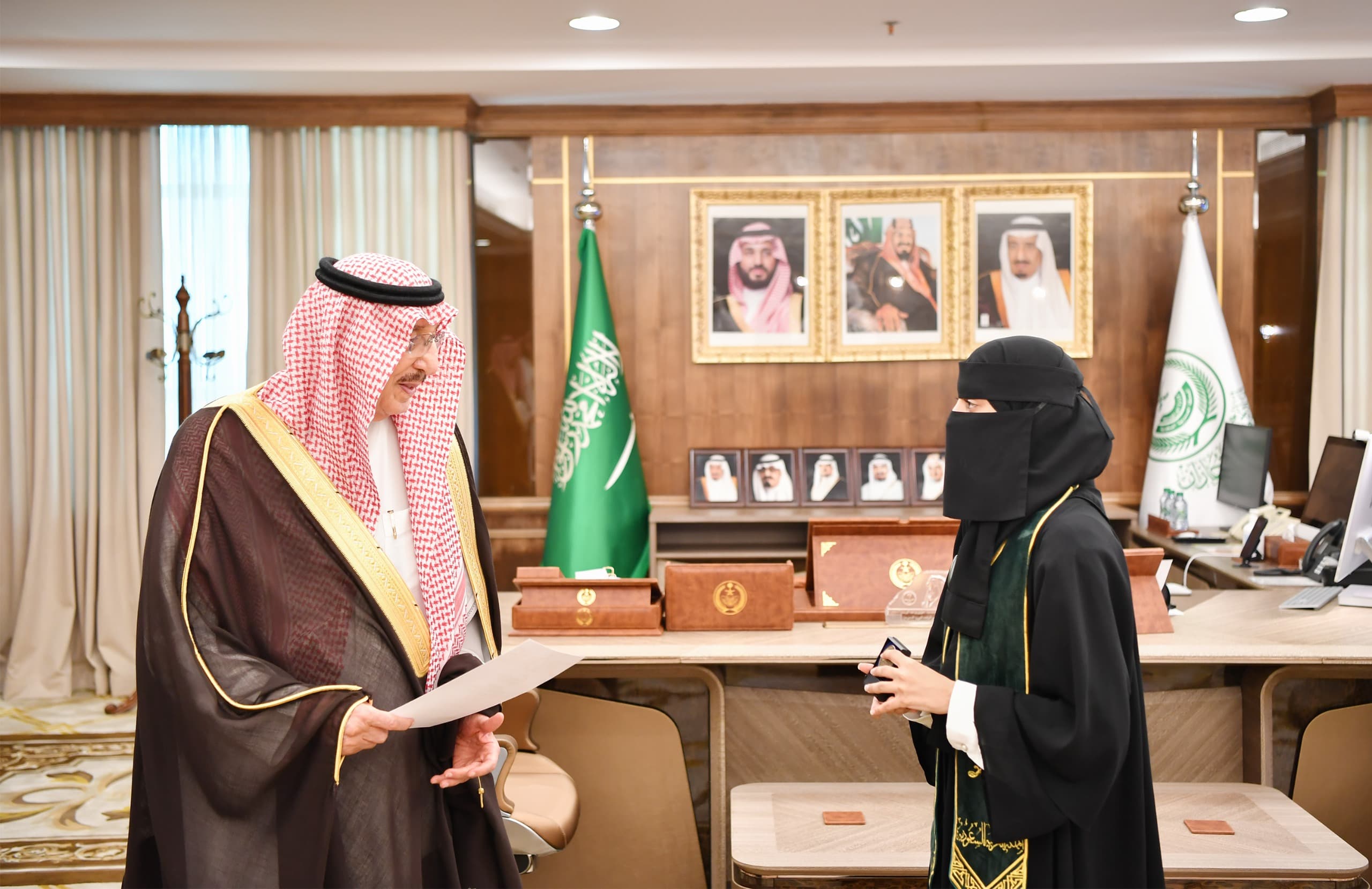 سمو أمير منطقة جازان يكرم الطالبة ملك قيسي لحصولها على الميدالية البرونزية على مستوى العالم في معرض الاختراعات بجنيف