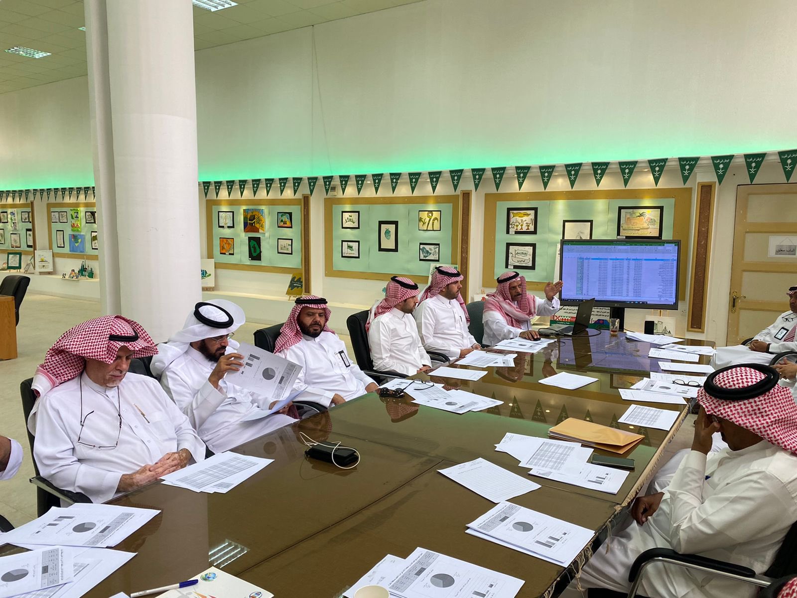 عقد اجتماع لمناقشة تبادل الخبرات بين الفرق و دورها في اختبارات نافس