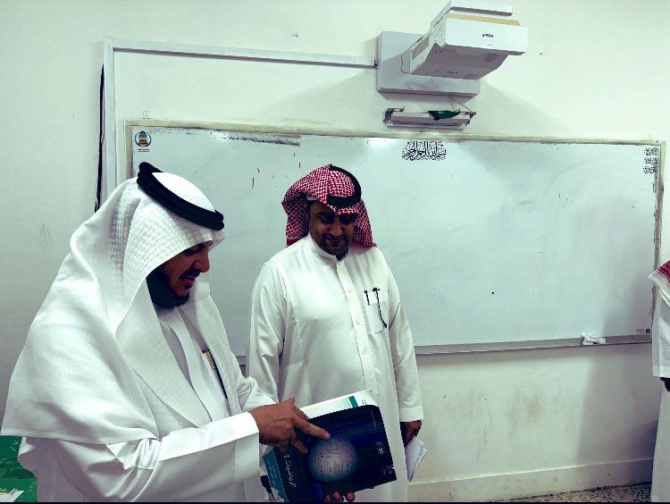 المساعد التعليمي في الطائف يزور مدارس قيا ويترأس اجتماع المدارس المطبقة للتعليم المدمج